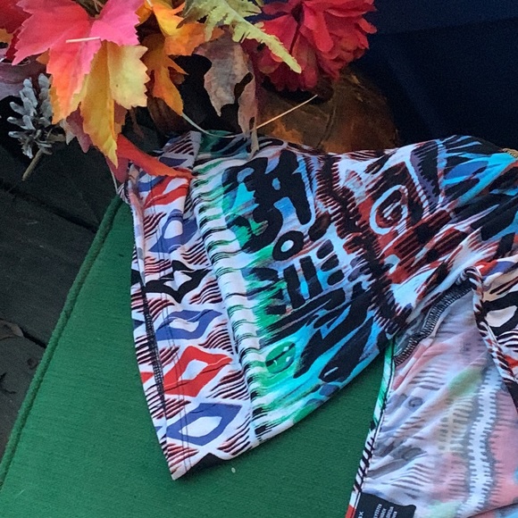 NEW DIRECTION BELL SLEEVED ABSTRACT TOP LIKE NEW - Picture 4 of 4